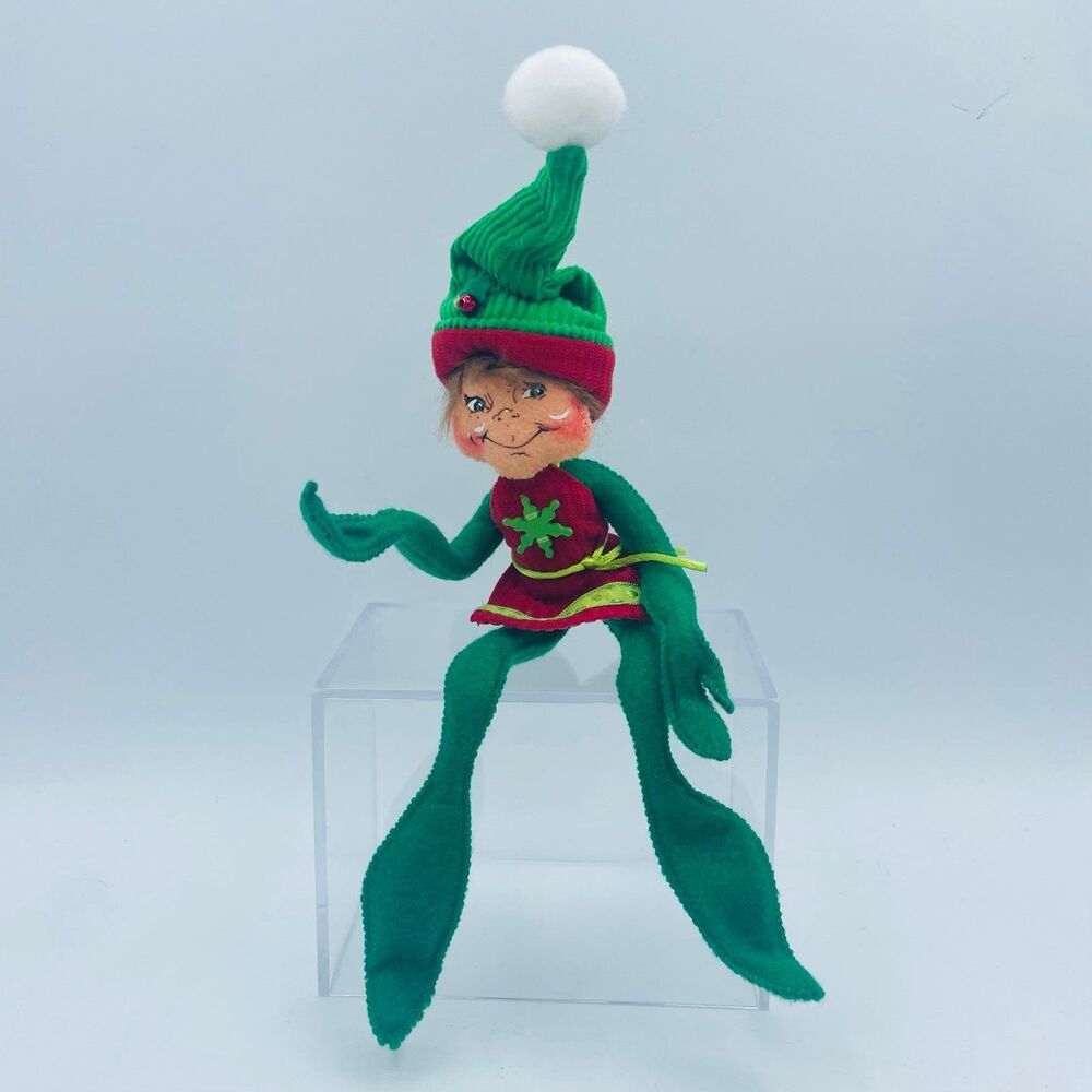 2011 Annalee Winter Christmas Elf Shelf Sitter Posable Doll Apron Green Hat
